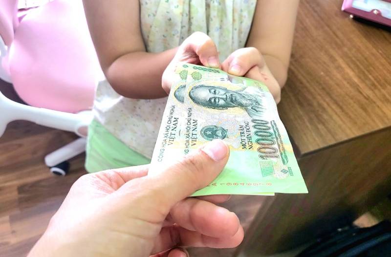 Mơ thấy người cho tiền: Điềm báo gì?